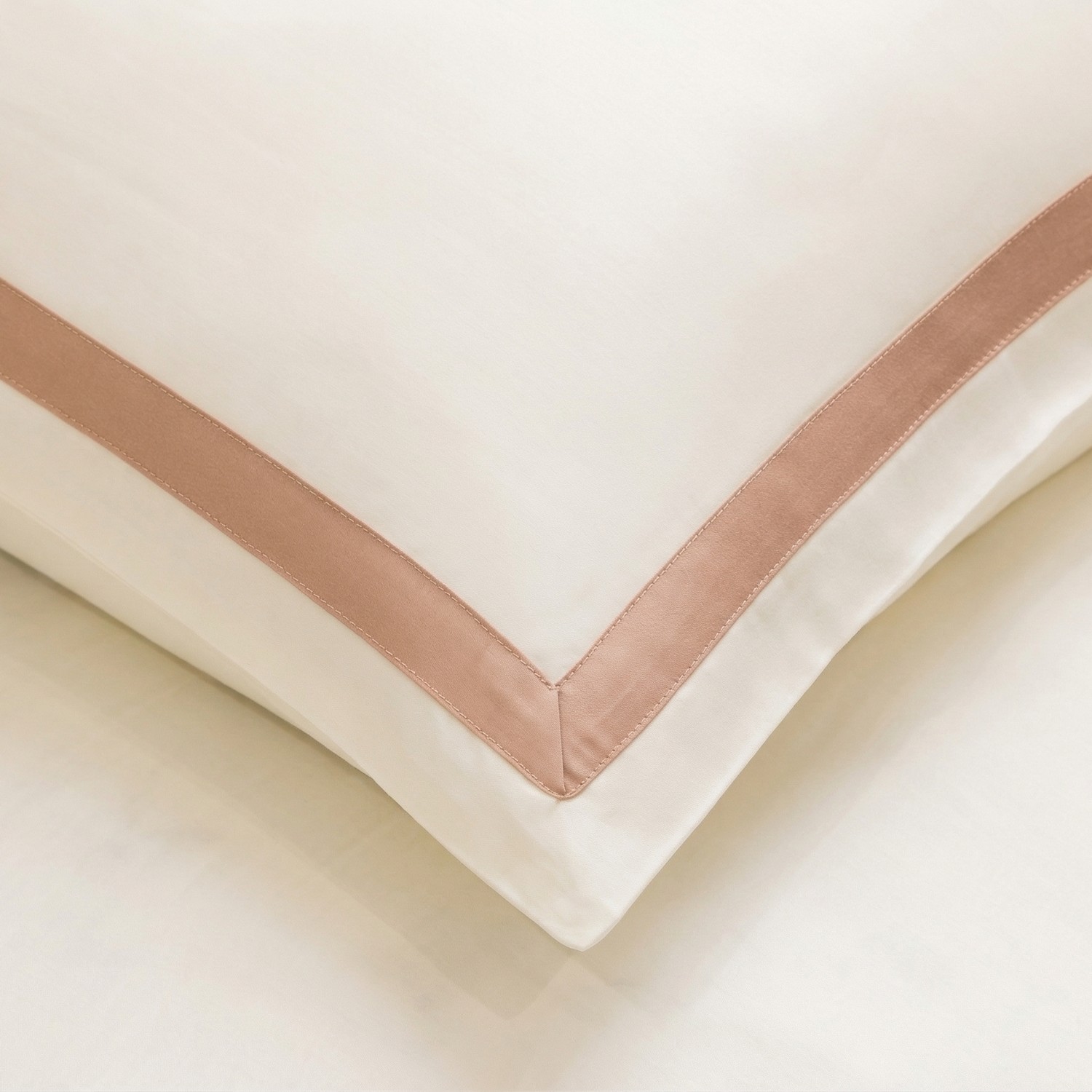 Фото Комплект постельного белья Тенсел Bono/Classic art.Ivory кант cappuchino в интернет-магазине HP Linen